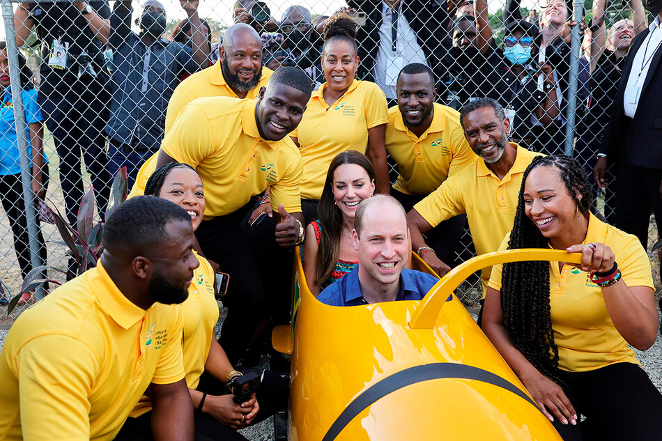 Принц Уильям, герцог Кембриджский, и Кэтрин, герцогиня Кембриджская, встречаются с национальной сборной Ямайки по бобслею во время визита в Тренч-Таун, родину музыки регги, на четвёртый день Платинового юбилейного королевского тура по Карибскому морю 22 марта 2022 года в Кингстоне, Ямайка